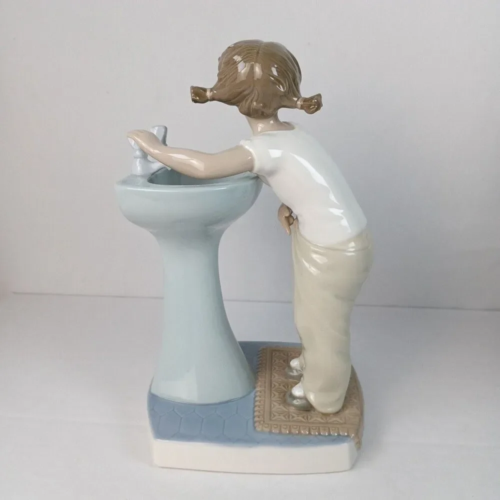 Lladro #4838 Clean Up Time Glossy  Girl at Sink Porcelain Figurine Retired 7.25